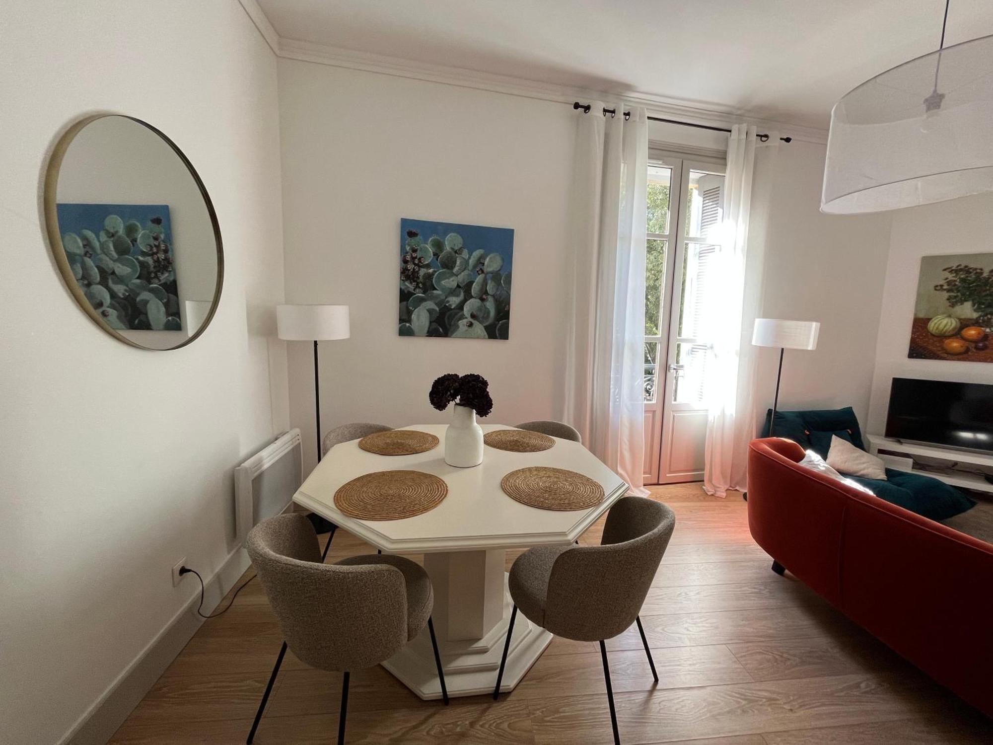 Nimes , Appartement Renove Dans Immeuble Classe. Екстериор снимка
