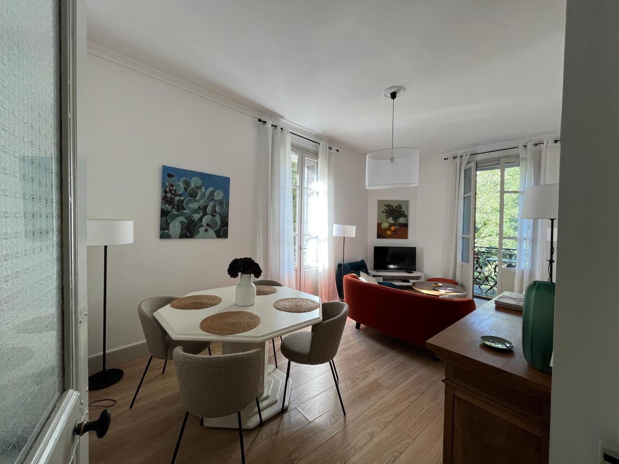 Nimes , Appartement Renove Dans Immeuble Classe. Екстериор снимка