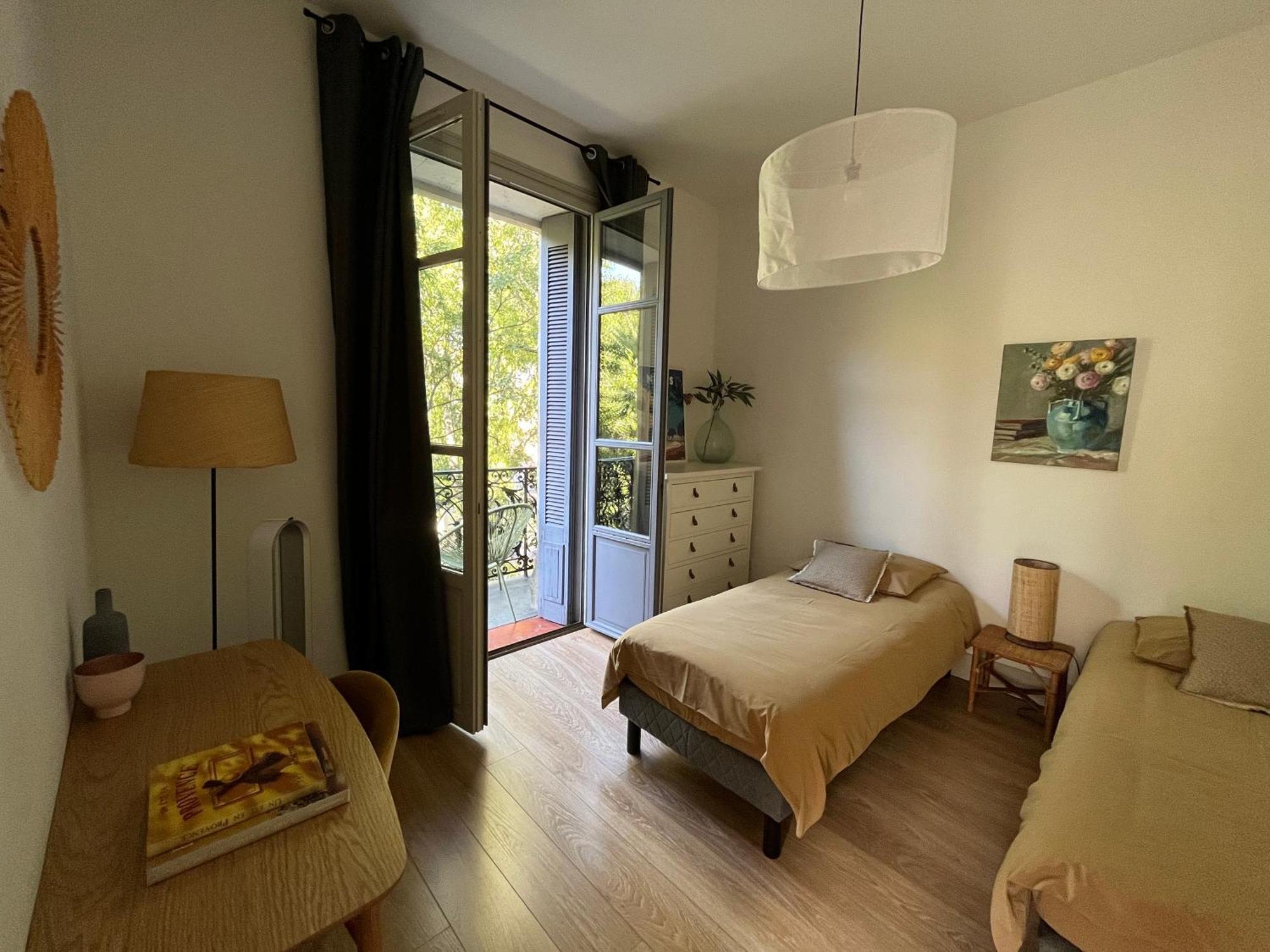 Nimes , Appartement Renove Dans Immeuble Classe. Екстериор снимка